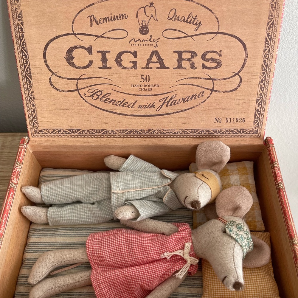 Maileg “Mum & Dad in Cigar Box” set (older Havana Cigar print version) - Picture 2 of 5